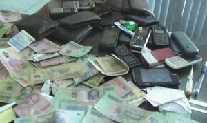 Chủ sới bạc ôm tiền chạy khi phát hiện công an