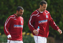 Sir Alex chơi đòn tâm lý, quyết tậu Ashley Cole