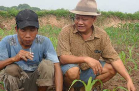 Người đàn ông 30 năm đi 'nhặt' người điên