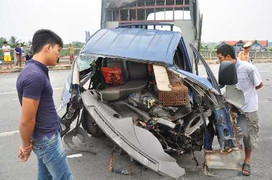 Hà Nội: Xe tải đấu đầu xe buýt trên cầu Phùng