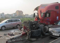 Hà Nội: Container nát vụn ở đường vành đai 3