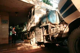 TP.HCM: Xe bồn tông thẳng vào trụ sở cơ quan nhà nước