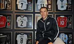 Phil Neville thú nhận: Vợ cấm cửa nếu thua Liverpool