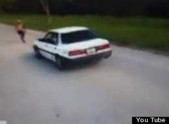 Chơi dại nhảy qua xe hơi đang chạy, nam sinh suýt chết