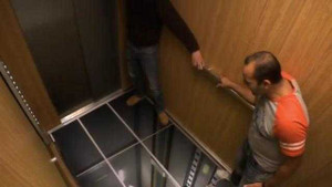 Sàn thang máy bất ngờ rơi xuống khi đang chạy