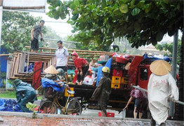 Ảnh: Hàng ngàn người chạy bão số 8