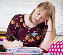 Nữ giáo viên cứ ngủ gật khi nổi giận với học sinh