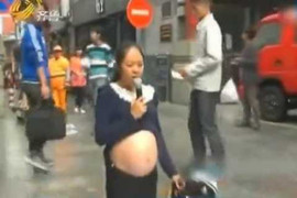 'Khoe' bụng bầu đi ăn xin trên phố