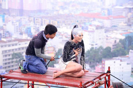 Top Model khóc lóc khi đứng trên nóc tòa nhà 27 tầng