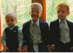 Để quên con trên ô tô, 2 anh em trai tử vong