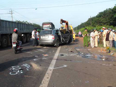 Xe du lịch đấu đầu xe tải, 3 người chết