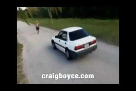 Biểu diễn thất bại, bị ô tô đâm trực diện