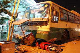 Xe bus đâm tung tóe quán ăn bên đường