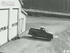 Cướp ô tô bất thành vì… không lái được xe chạy