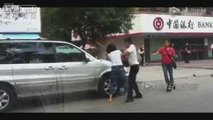 Phá ô tô của nhau giữa phố