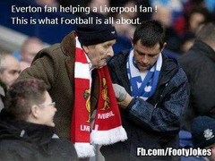 Thế giới 'lung lay' vì tấm hình xúc động tại Anfield