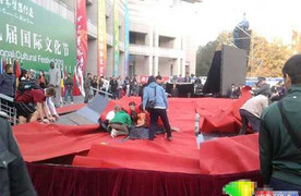 Sinh viên nhảy điệu Gangnam Style sập sân khấu