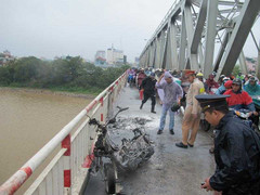 Xe Honda cháy ngùn ngụt trong mưa bão