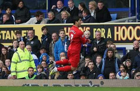 Luis Suarez dùng 'bài ăn vạ' trêu ngươi đối thủ
