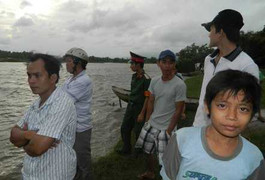 Khóc lịm bên xác chồng, con, cháu