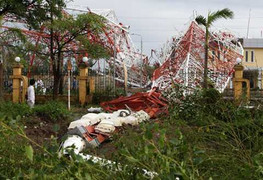 Mất liên lạc người thân trong bão, sinh viên mất ngủ