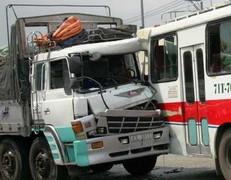 Giải cứu tài xế xe tải kẹt cứng trong ca bin