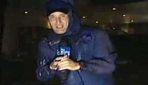 Phóng viên bị gió quật ngã trong bão Ike