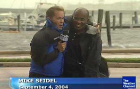 Hai phóng viên ôm nhau trong bão để đưa tin