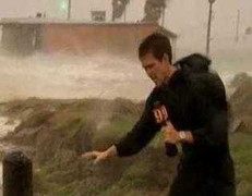 Những phóng viên bị bão thổi bay