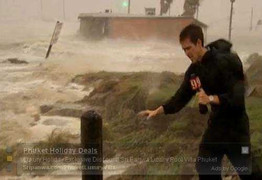 Mái nhà bay phía sau phóng viên trong bão Ike