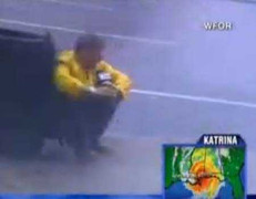 Thùng rác chắn gió cho phóng viên tác nghiệp trong bão