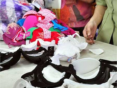 Tận mắt xem đủ loại áo ngực chứa chất lạ