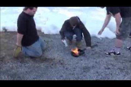 Đem đàn ra đốt, đầu tóc bốc cháy dữ dội