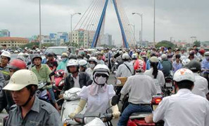 Đà Nẵng: Xe máy đối đầu ô tô, cầu Sông Hàn hỗn loạn