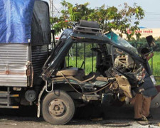 Xe tải 'cắn' đuôi xe ben, đầu xe nát vụn