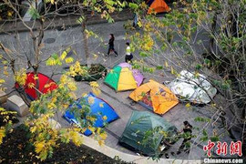 Trung Quốc: Phụ huynh dựng lều cho con học