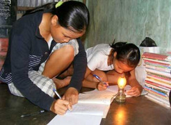 Cám cảnh hai nữ sinh côi cút bươn chải mưu sinh