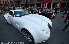 Hàng trăm xe sang rồng rắn diễu phố