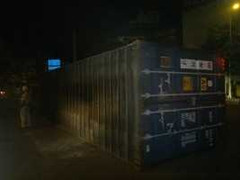 TP.HCM: Xe container hàng chục tấn lật giữa phố