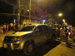 Ném điếu cày trượt vợ, bé gái hàng xóm vỡ đầu