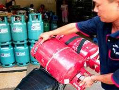 Giá gas lại tăng thêm 7.000 đồng bình 12kg