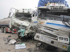 Hai xe đâm nhau nát bét, 4 người nguy kịch