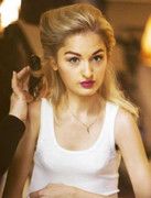 Mắc bệnh lạ, thiếu nữ xinh đẹp co cứng giống Ma nơ canh