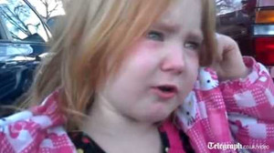 Bé 4 tuổi khóc vì 'phát ngấy' bầu cử Mỹ