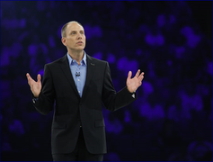 Quăng 2 'bom tấn', Phó chủ tịch Microsoft tới Việt Nam