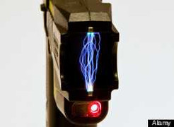 Từ chối rửa xe cho cảnh sát, nam sinh bị chích điện