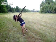 Cú bắn bất ngờ của nữ 'thiện xạ'