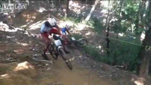 Choáng với kiểu giải quyết mâu thuẫn trên đường đua