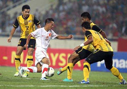 Bản tin AFF Cup: VN thắng vì chơi bóng dưới mặt đất