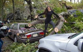 Thế giới 24h: Uốn éo trong bão, siêu mẫu bị 'ném đá'